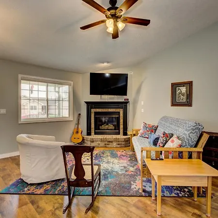 Hello Dolly: Cozy 3-Bed Retreat with Fireplace near Trails and River